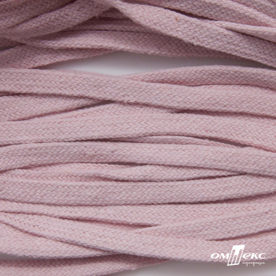 Шнур плетеный d-8 мм плоский, 70% хлопок 30% полиэстер, уп.85+/-1 м, цв.1019-св.розовый - купить в Южно-Сахалинске. Цена: 735 руб.